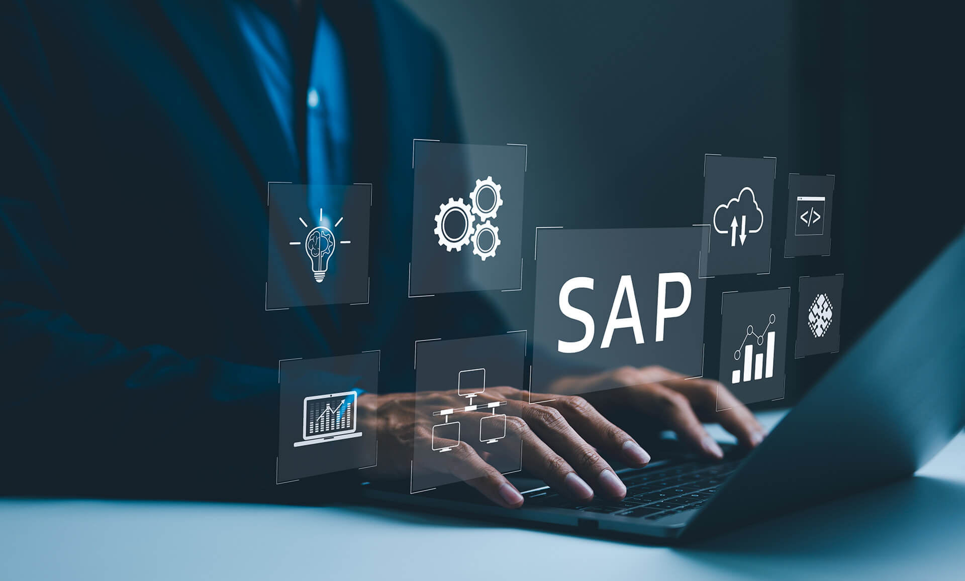 Homem de camisa social azul e paletó azul digitando em um notebook. Entre o homem e a tela do notebook, há diversos ícones do sistema de softwares da SAP.