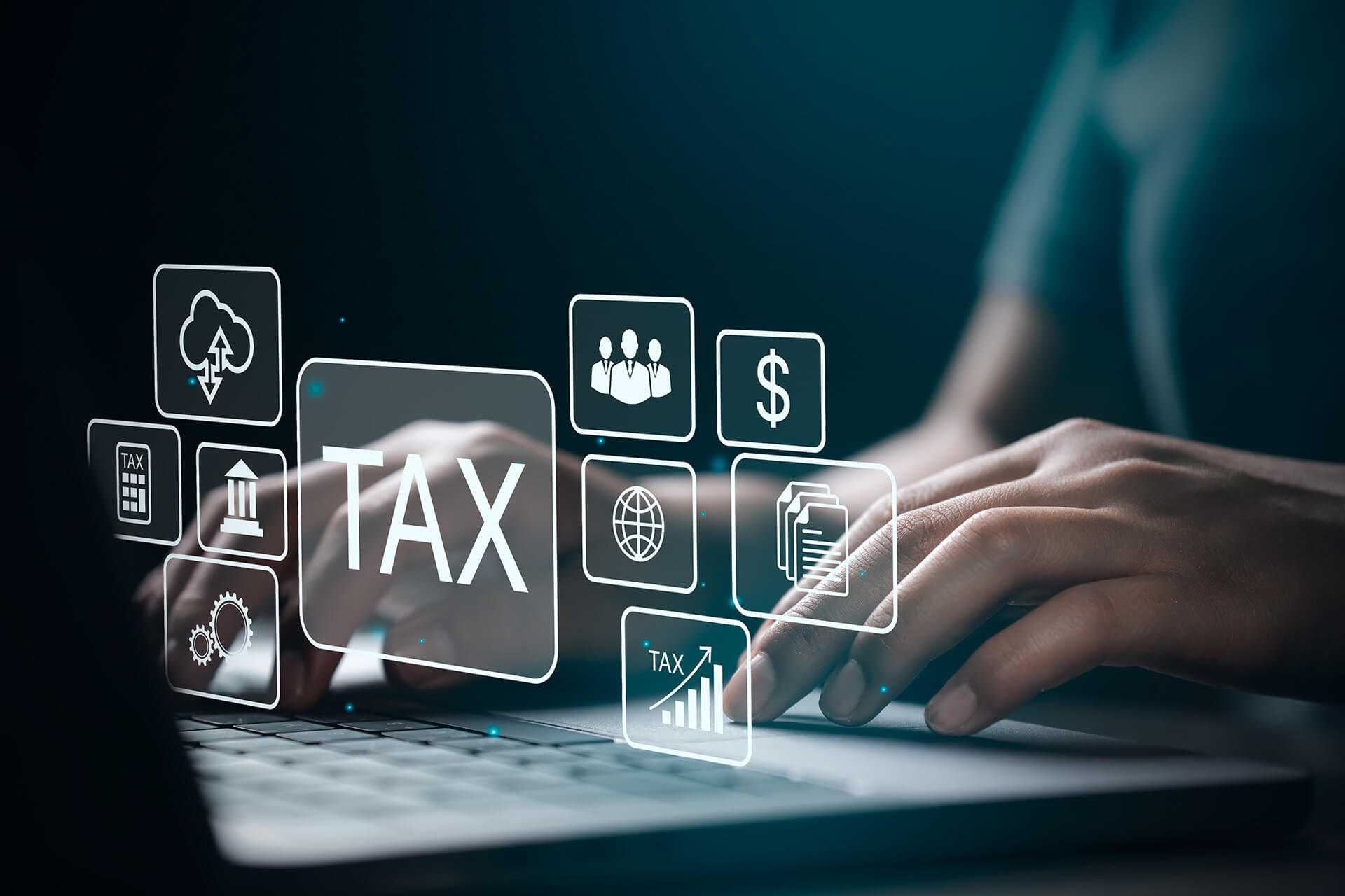 Profissional digitando no notebook. Na imagem, também há uma tela virtual com os ícones do ecossistema de documentação fiscal.