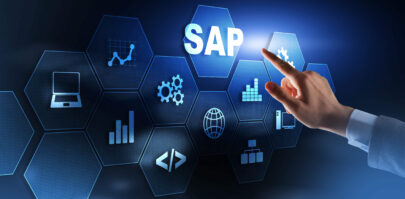Profissional de camisa manga longa escura digitando no notebook. Há ícones virtuais referentes à SAP: nuvem de dados, inteligência artificial (IA) e engrenagem de configuração.
