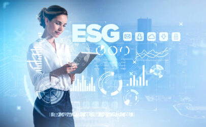 Mulher de blusa branca e calça preta segurando um tablet. Ícones virtuais com gráficos do ecossistema de ESG.