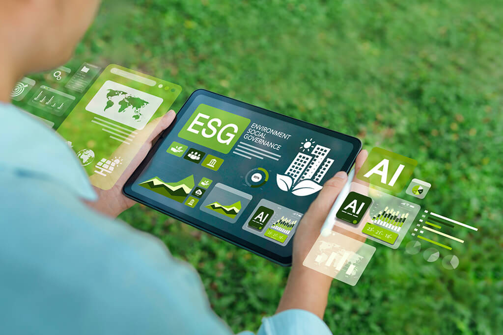 Profissional de camisa azul clara segurando um tablet, o qual tem a sigla ESG e o símbolo de Inteligência Artificial na tela. Dos dois lados do tablet, há telas virtuais com indicação do uso de tecnologia para fornecer informações de ESG.