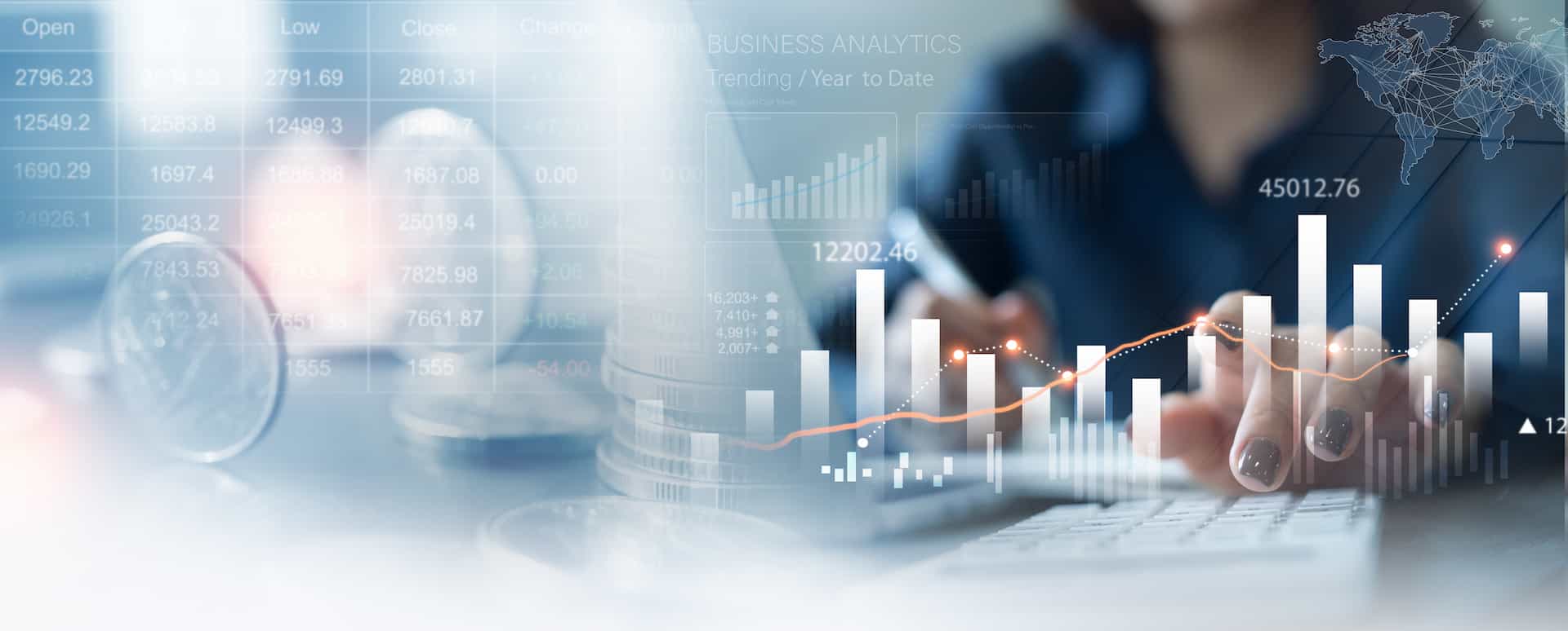 Painel digital com gráficos financeiros em tela, lupa sobre relatórios e profissional analisando informações em notebook.